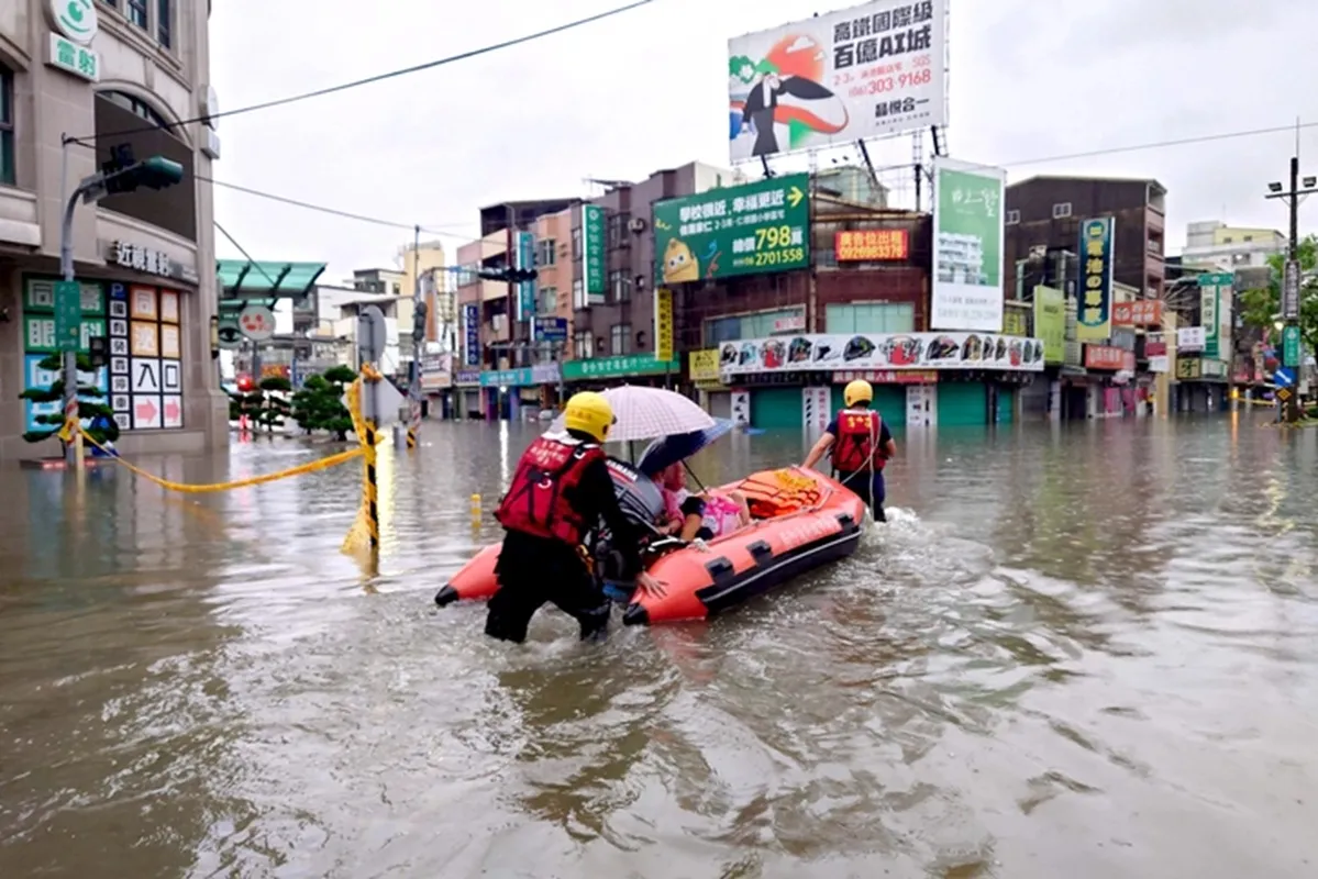Bão Mekkhala khiến nhiều nơi ở Đài Loan ngập sâu ngày 26-6 - Ảnh AFP