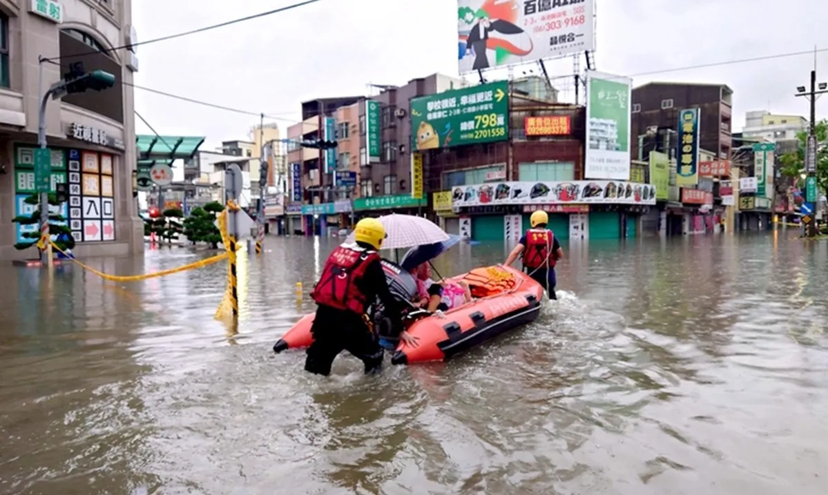 Bão Mekkhala dồn dập vào Đông Á