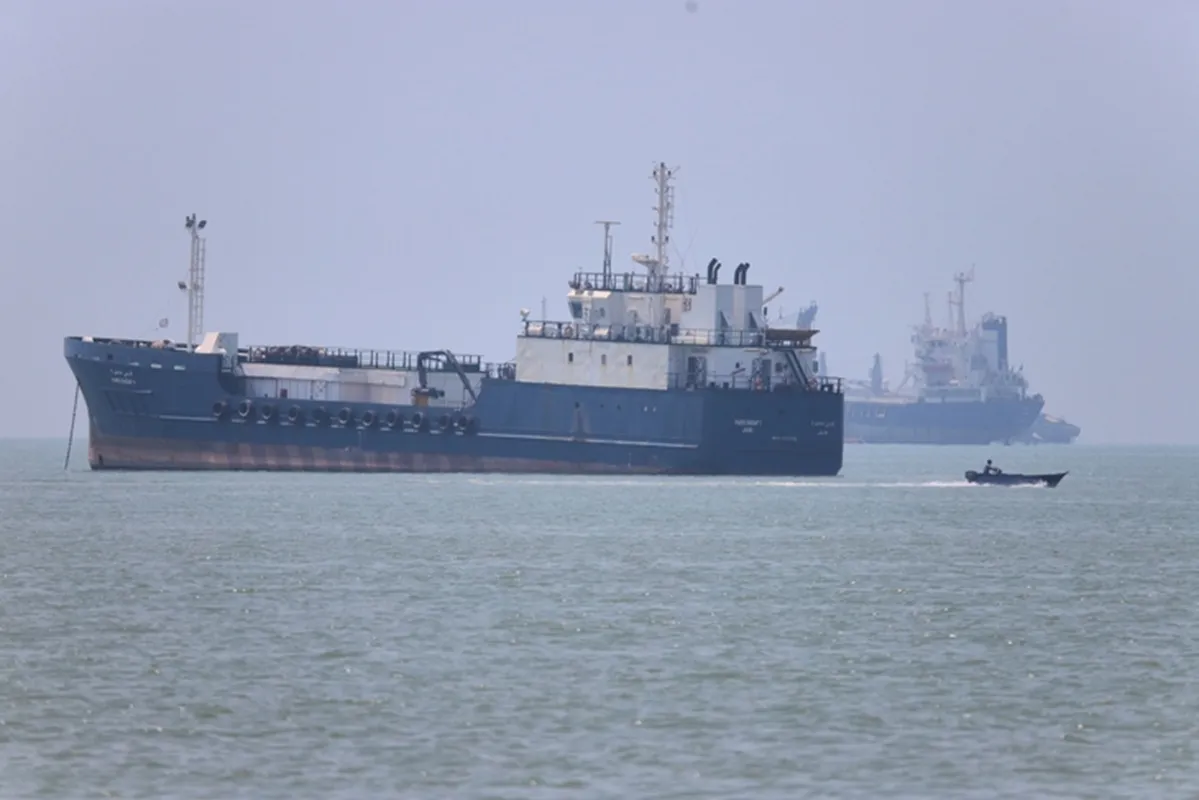 Các tàu neo tại eo biển Hormuz ngày 17-6 - Ảnh AP