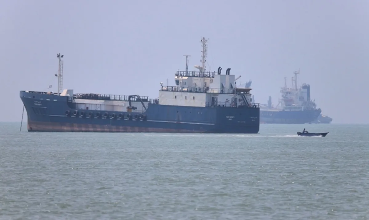 Tàu container bị hư hại khi qua eo biển Hormuz