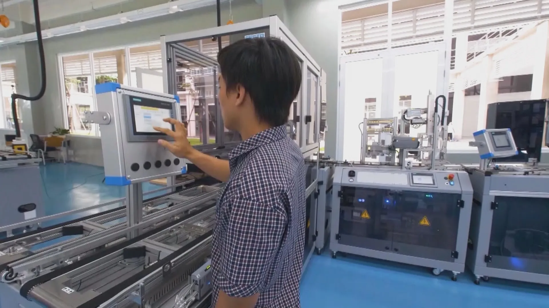 Các giải pháp chuyển đổi mô hình tăng trưởng dựa trên khoa học công nghệ, chuyển đổi số cũng được hội thảo tập trung thảo luận.