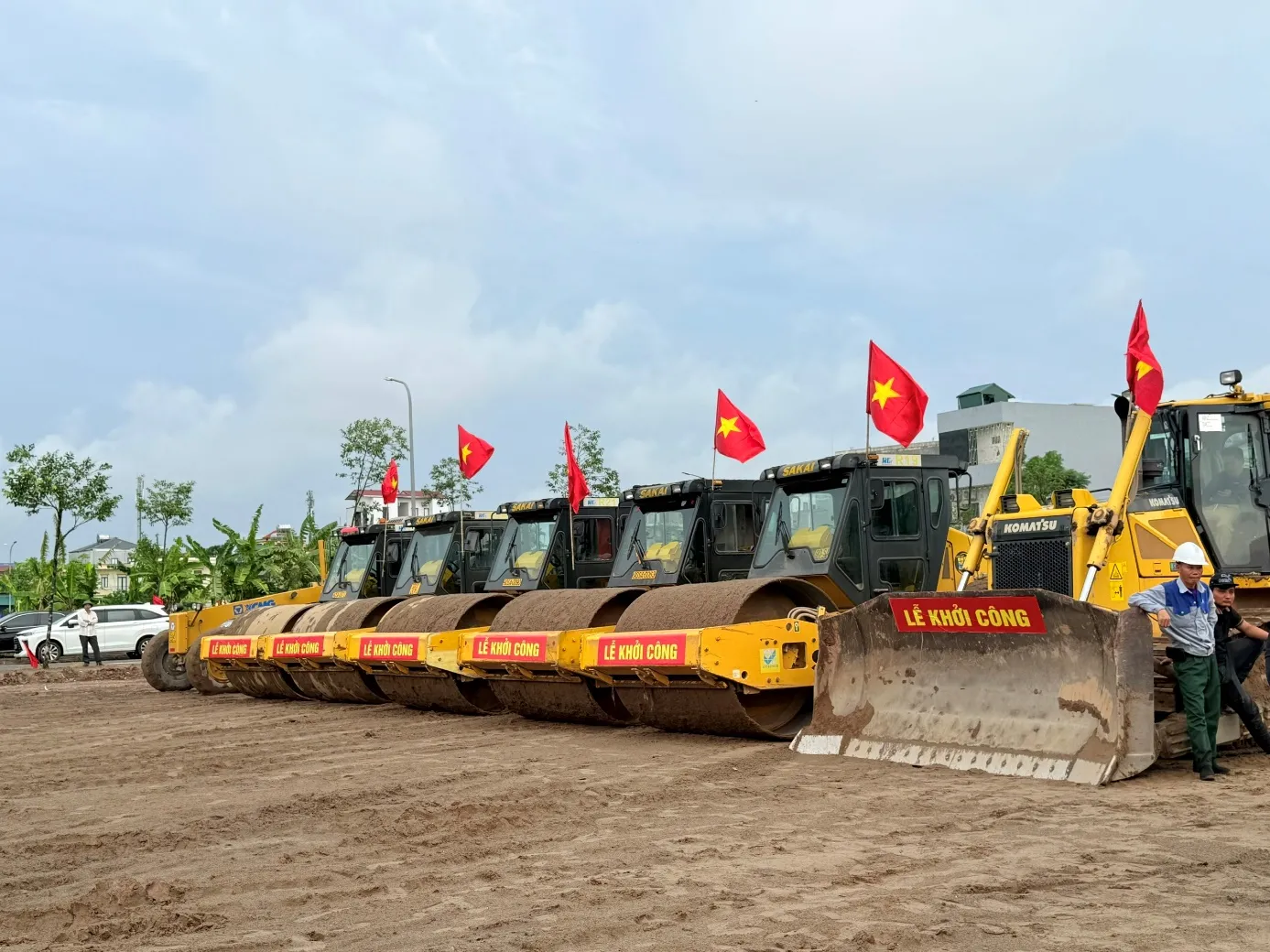 Máy móc sẵn sàng cho xây dựng dự án nhà ở xã hội.