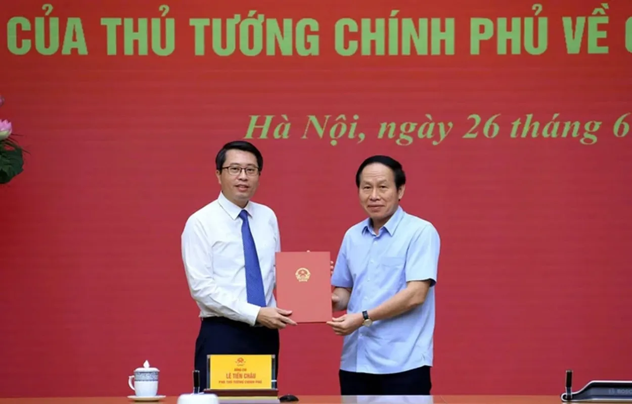 Phó Thủ tướng Chính phủ Lê Tiến Châu đã trao quyết định và tặng hoa chúc mừng ông Trần Anh Tiến - Ảnh VGP