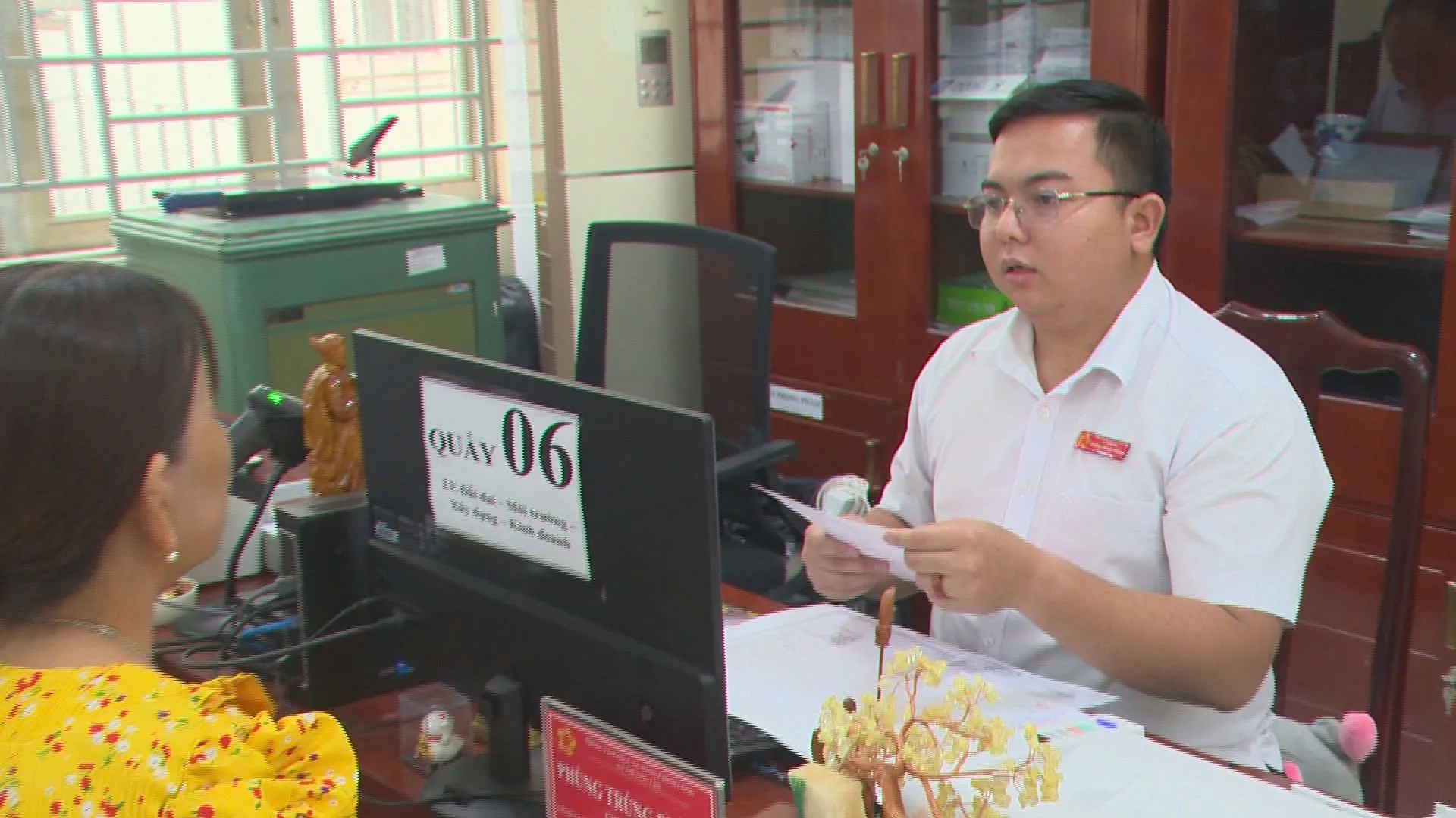 Cán bộ hướng dẫn chi tiết cho người lớn tuổi tiếp cận các dịch vụ công trực tuyến.
