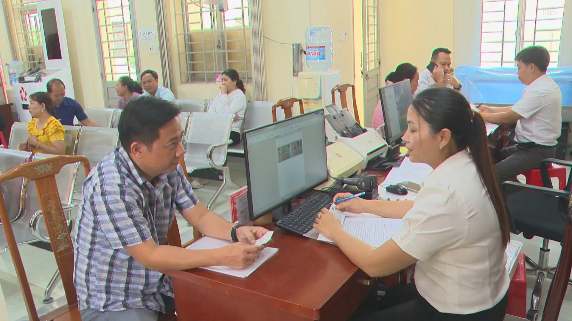 Người dân đang dần thích nghi với phương thức mới.