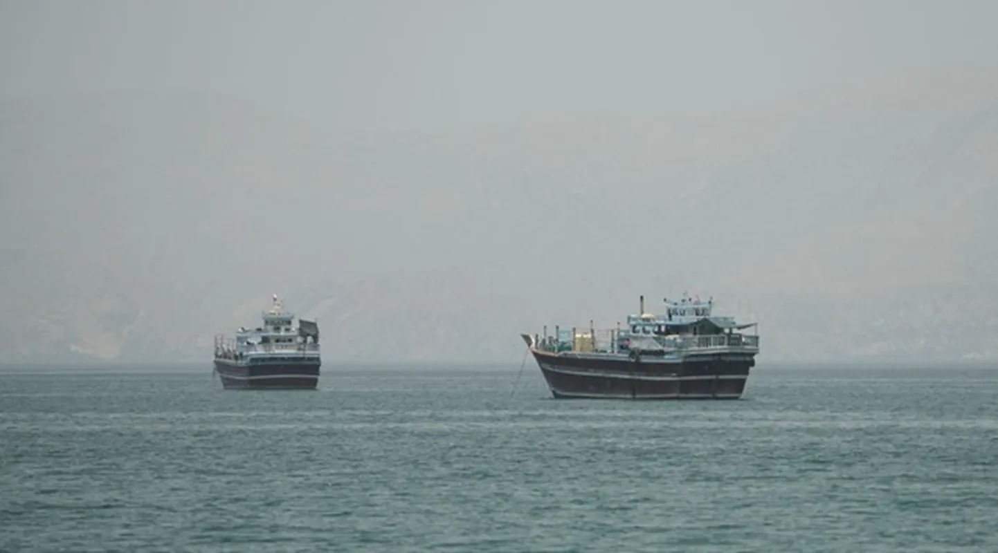 Tàu thuyền trên eo biển Hormuz, Oman, ngày 24062026 - Ảnh Reuters