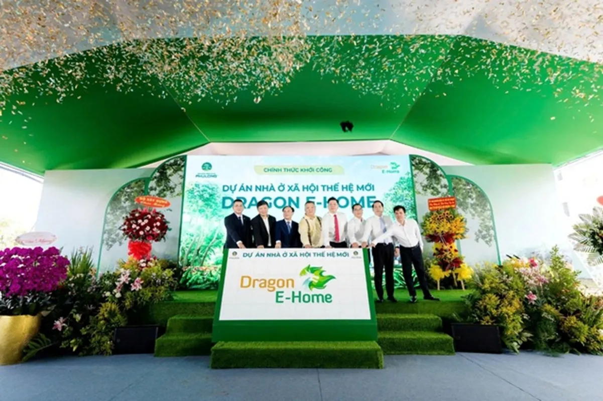 Thứ trưởng Bộ Xây dựng Nguyễn Văn Sinh, Phó Chủ tịch UBND TP. Hồ Chí Minh Hoàng Nguyên Dinh cùng các đại biểu thực hiện nghi thức khởi công dự án Dragon E-Home