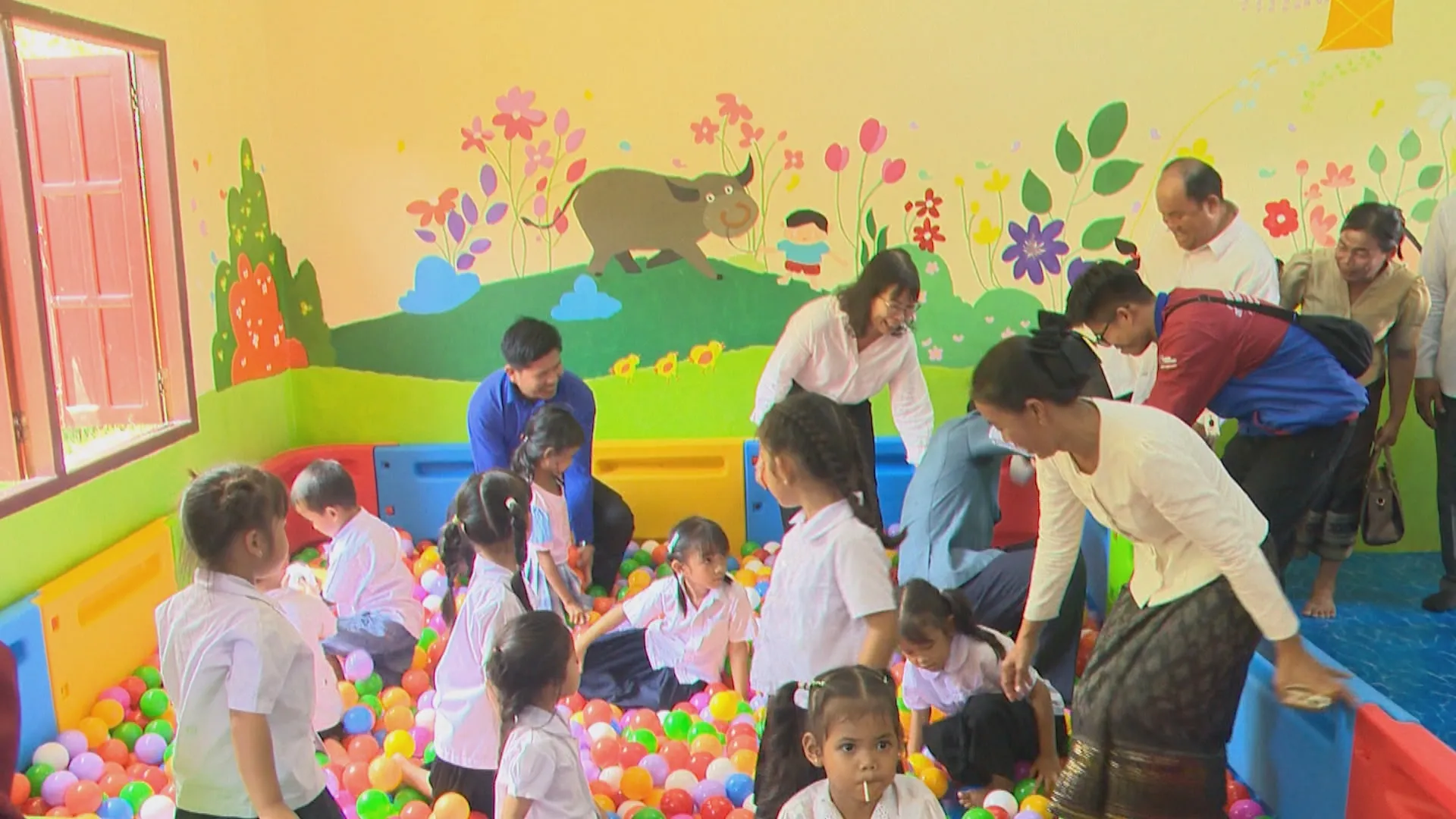 Công trình hoàn thiện đã làm thay đổi hoàn toàn diện mạo của phòng học. Những trò chơi trong phòng học đã trở thành điểm vui chơi hấp dẫn cho các em học sinh.