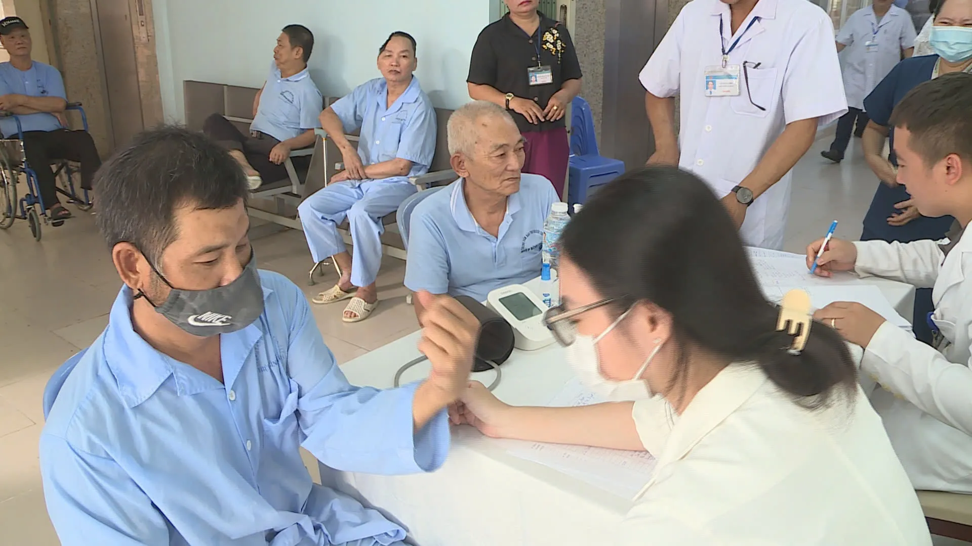 Tại đây, đội ngũ y bác sĩ không chỉ khám sức khỏe tổng quát mà còn hướng dẫn phục hồi chức năng, tư vấn dinh dưỡng phù hợp với từng thể trạng