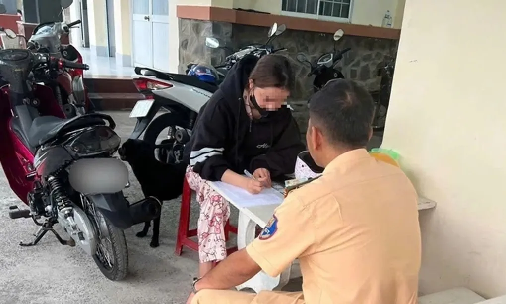 Vĩnh Long: Cô gái 15 tuổi lái xe, dùng điện thoại, mẹ bị phạt 10 triệu