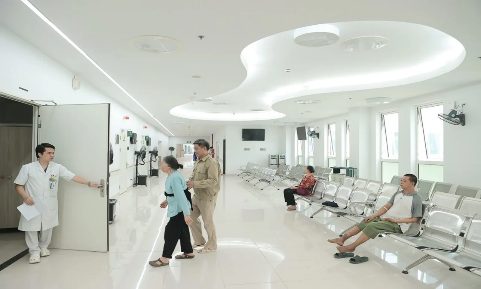 Chuyển đổi số, nâng chất lượng y tế vì người dân
