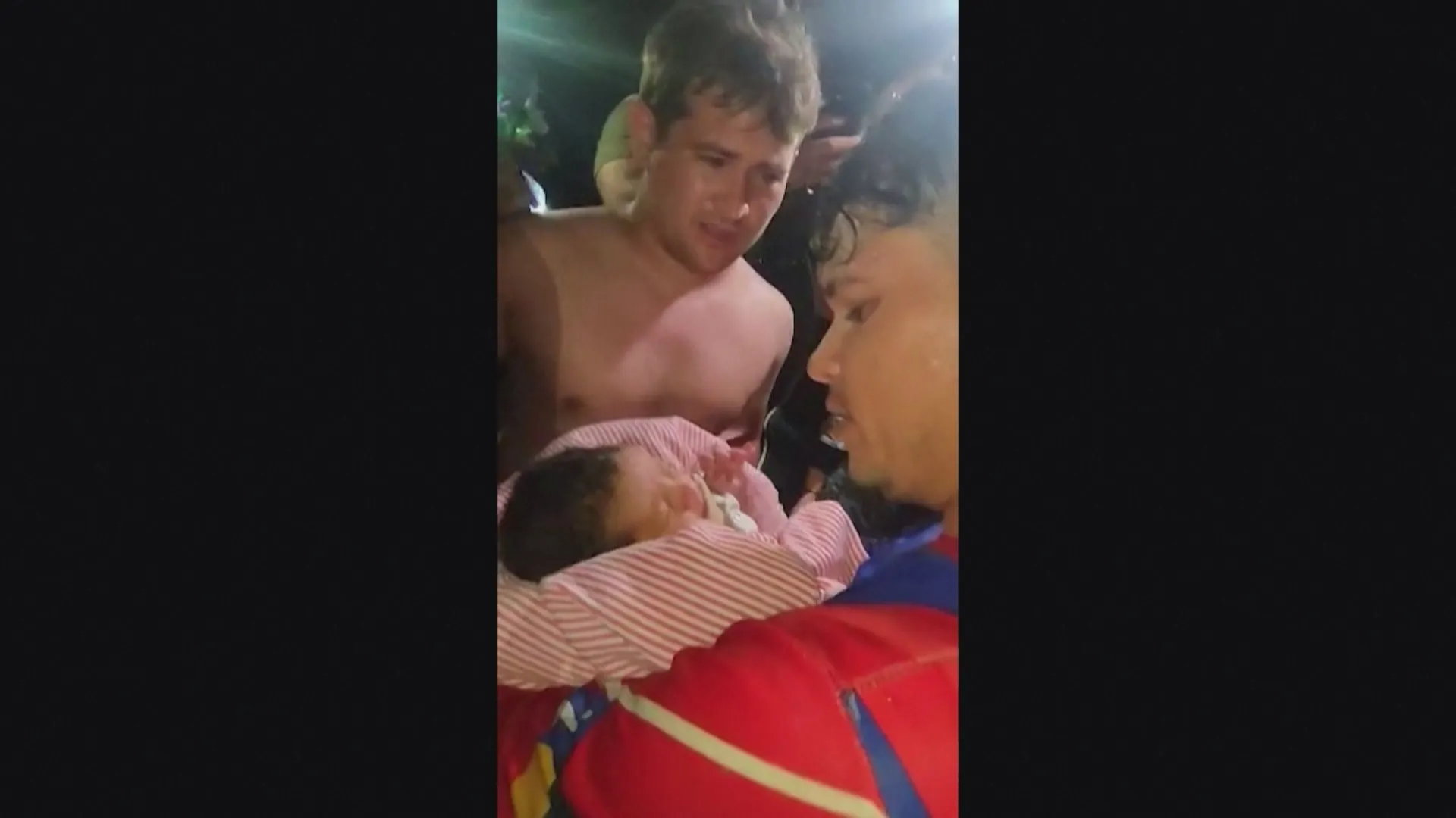 Kịp thời cứu hộ em bé sơ sinh 18 ngày tuổi bị mắc kẹt dưới lớp đổ vỡ của trận động đất 