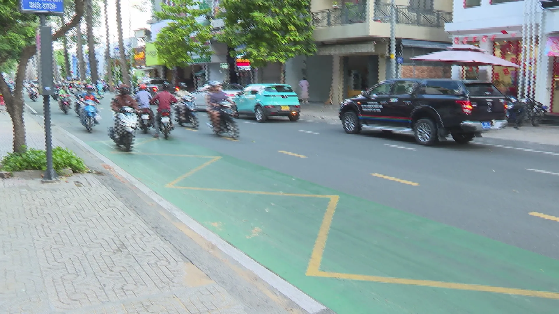 Vạch sơn phản quang giúp các điểm dừng trở nên nổi bật hơn, thuận tiện cho việc tiếp cận phương tiện công cộng