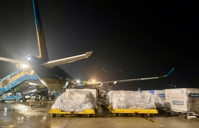 Chuyến bay đặc biệt này mang số hiệu VN66 được khai thác bằng tàu bay thân rộng Airbus A350, đã cất cánh từ sân bay Nội Bài lúc 00 giờ 45 phút ngày 29/6 (Ảnh: QĐND)