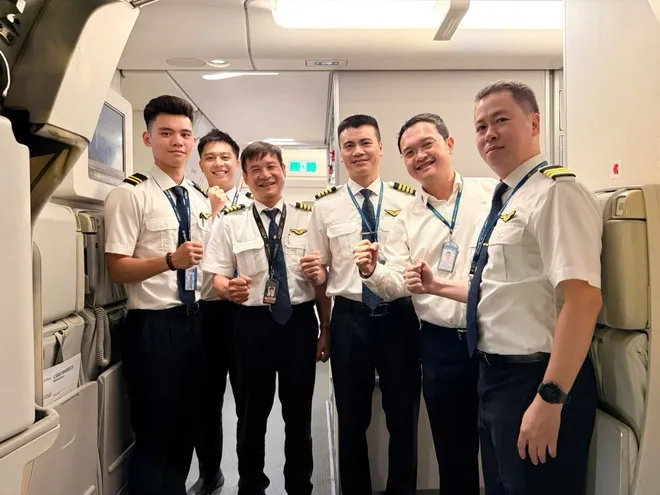 Chuyến bay đặc biệt này mang số hiệu VN66 được khai thác bằng tàu bay thân rộng Airbus A350, đã cất cánh từ sân bay Nội Bài lúc 00 giờ 45 phút ngày 29/6 (Ảnh: QĐND)