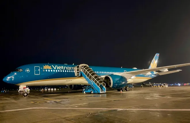 Chuyến bay đặc biệt này mang số hiệu VN66 được khai thác bằng tàu bay thân rộng Airbus A350, đã cất cánh từ sân bay Nội Bài lúc 00 giờ 45 phút ngày 29/6 (Ảnh: QĐND)