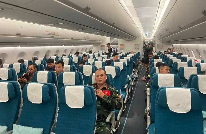 Chuyến bay đặc biệt này mang số hiệu VN66 được khai thác bằng tàu bay thân rộng Airbus A350, đã cất cánh từ sân bay Nội Bài lúc 00 giờ 45 phút ngày 29/6 (Ảnh: QĐND)