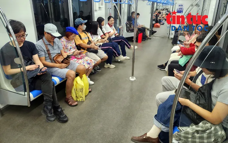 Hành khách đi metro số 1 được miễn phí vé trong ngày 2/7.