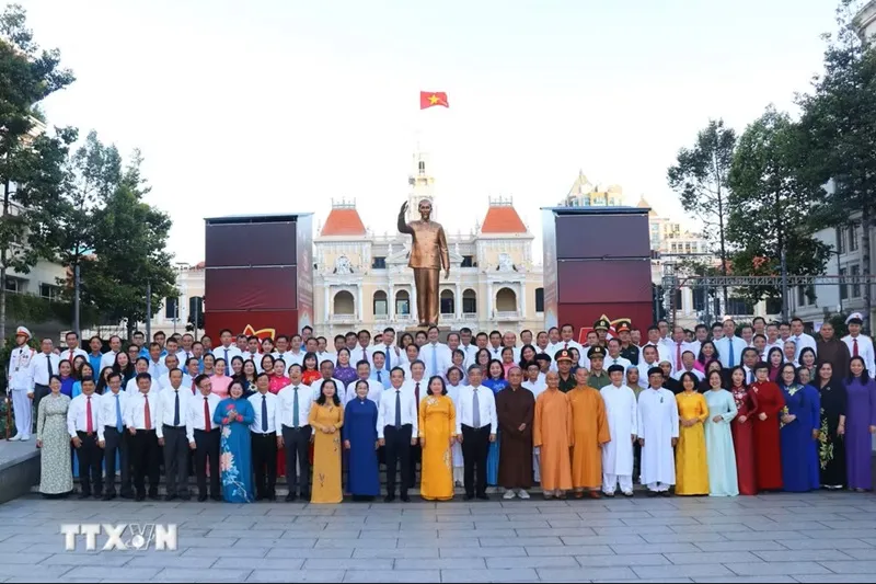 lanh-dao-thanh-pho-ho-chi-minh-dang-hoa-chu-tich-ho-chi-minh-tin 15 p2