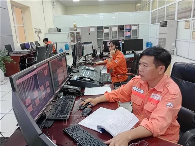 Công nhân vận hành Nhà máy Thủy điện Trung Sơn, xã miền núi Trung Sơn, Thanh Hóa. Ảnh: Nguyễn Nam/TTXVN
