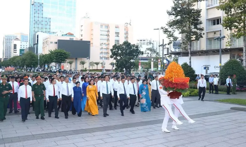 50 năm Thành phố mang tên Bác: Dâng hoa tưởng nhớ Chủ tịch Hồ Chí Minh