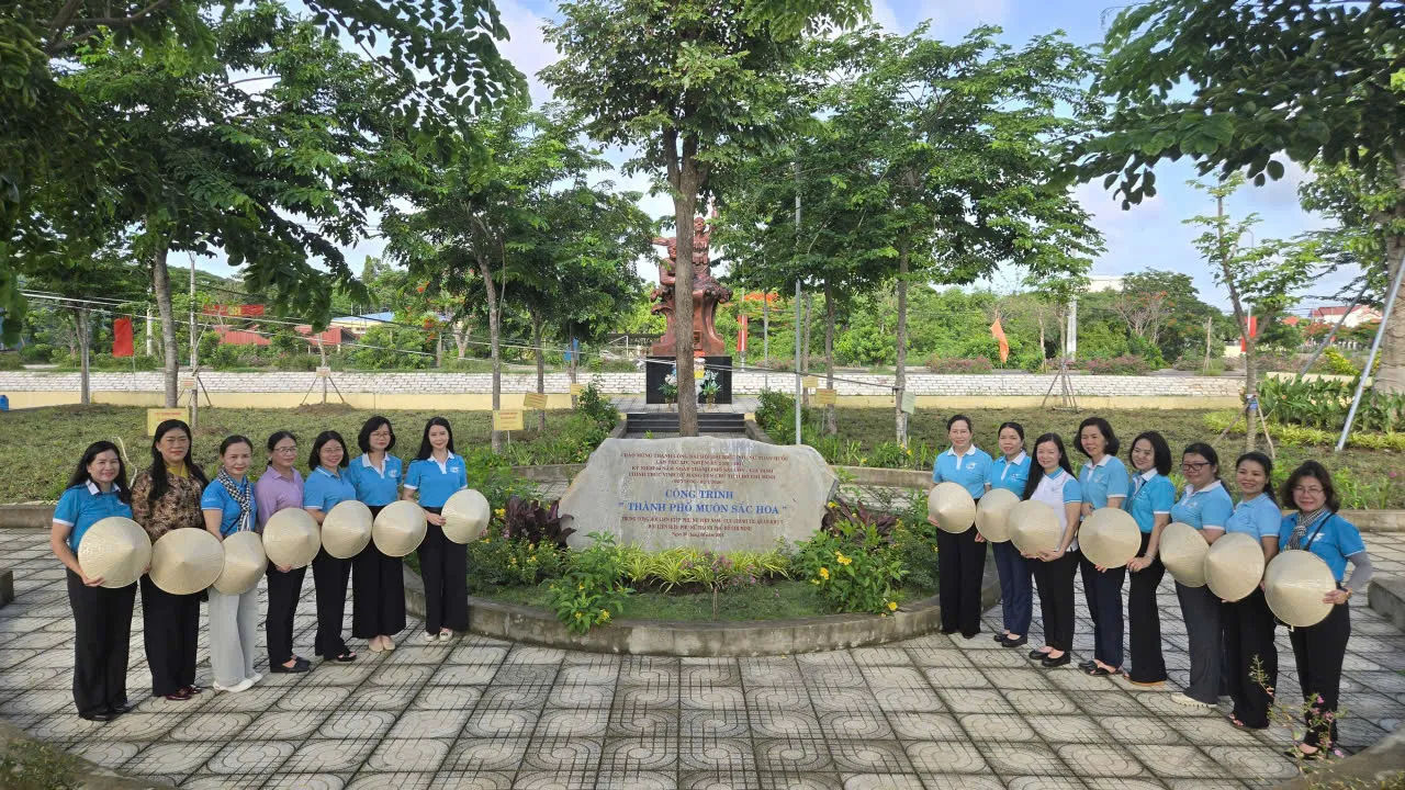 Bệ đá công trình %22Thành phố muôn sắc hoa%22 do Trung ương Hội LHPN VIệt Nam - Cục Chính trị Quân khu 7, Hội LHPN TPHCM thực hiện