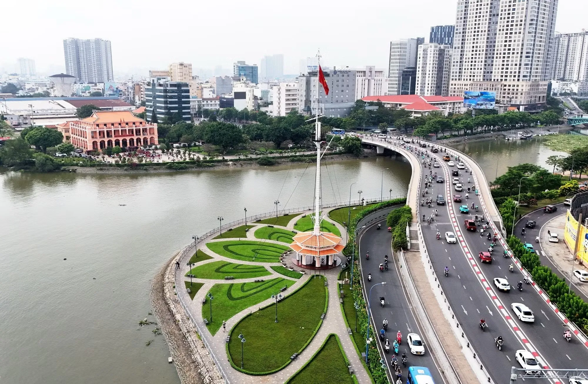 ben-nha-rong-thanh-pho-ho-chi-minh
