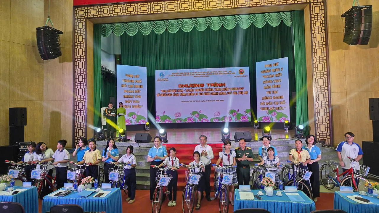 Các em học sinh hạnh phúc khi được nhận quà tận tay là những chiếc xe đạp từ lãnh đạo Hội Liên hiệp Phụ nữ Việt Nam và lạnh đạo TPHCM
