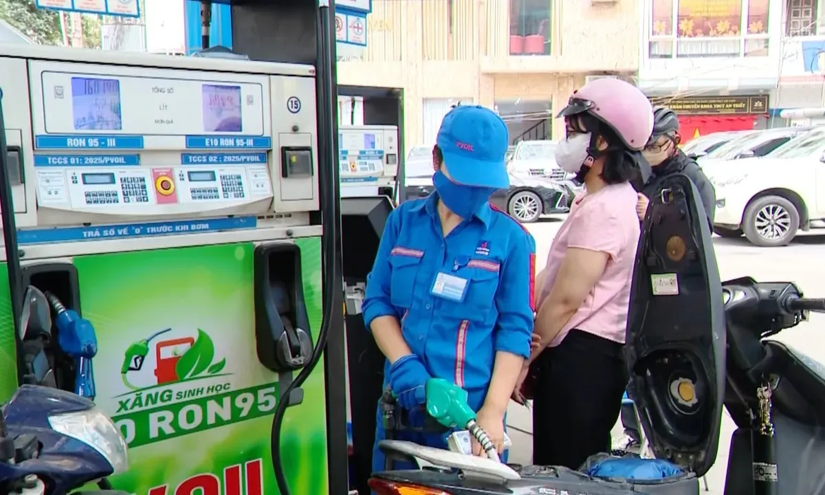 Giá xăng dầu đồng loạt giảm, xăng E10RON95-III còn 20.415 đồng/lít