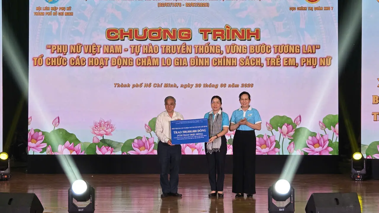 Hội Phụ nữ Thành phố nhận bảng tượng trưng 500 triệu đồng của Quỹ doanh nhân vì cộng đồng