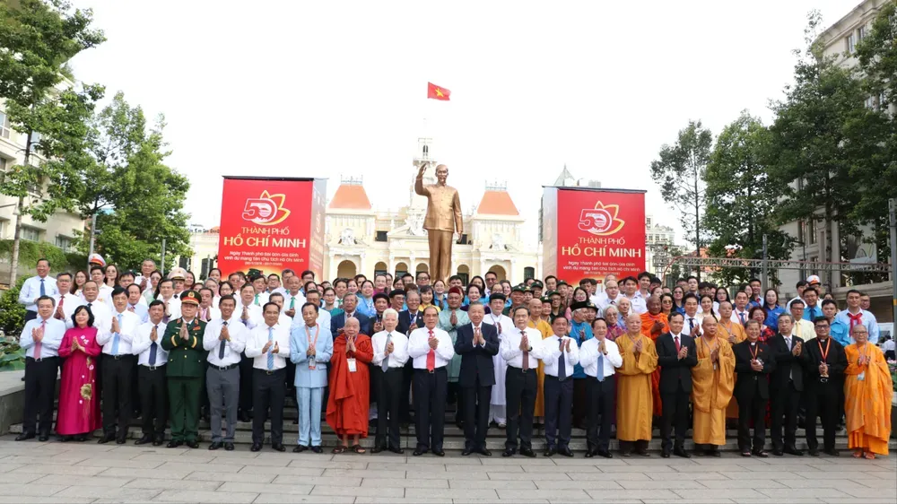 Lãnh đạo Đảng, Nhà nước và TP.HCM dâng hoa tưởng nhớ Chủ tịch Hồ Chí Minh