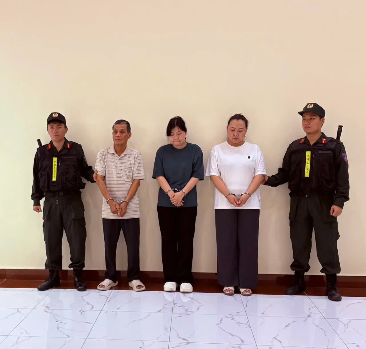 Bóc trần thủ đoạn làm giả hồ sơ, "hô biến" hàng nhập Trung Quốc thành hàng Canada để trúng các gói thầu thiết bị ngành điện - Ảnh 1. Bóc trần thủ đoạn làm giả hồ sơ, "hô biến" hàng nhập Trung Quốc thành hàng Canada để trúng các gói thầu thiết bị ngành điện - Ảnh 1.