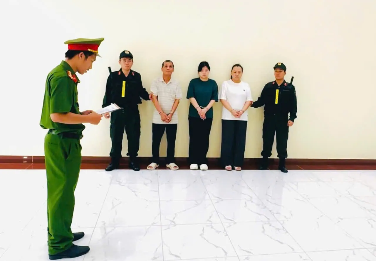 Bóc trần thủ đoạn làm giả hồ sơ, "hô biến" hàng nhập Trung Quốc thành hàng Canada để trúng các gói thầu thiết bị ngành điện - Ảnh 3.