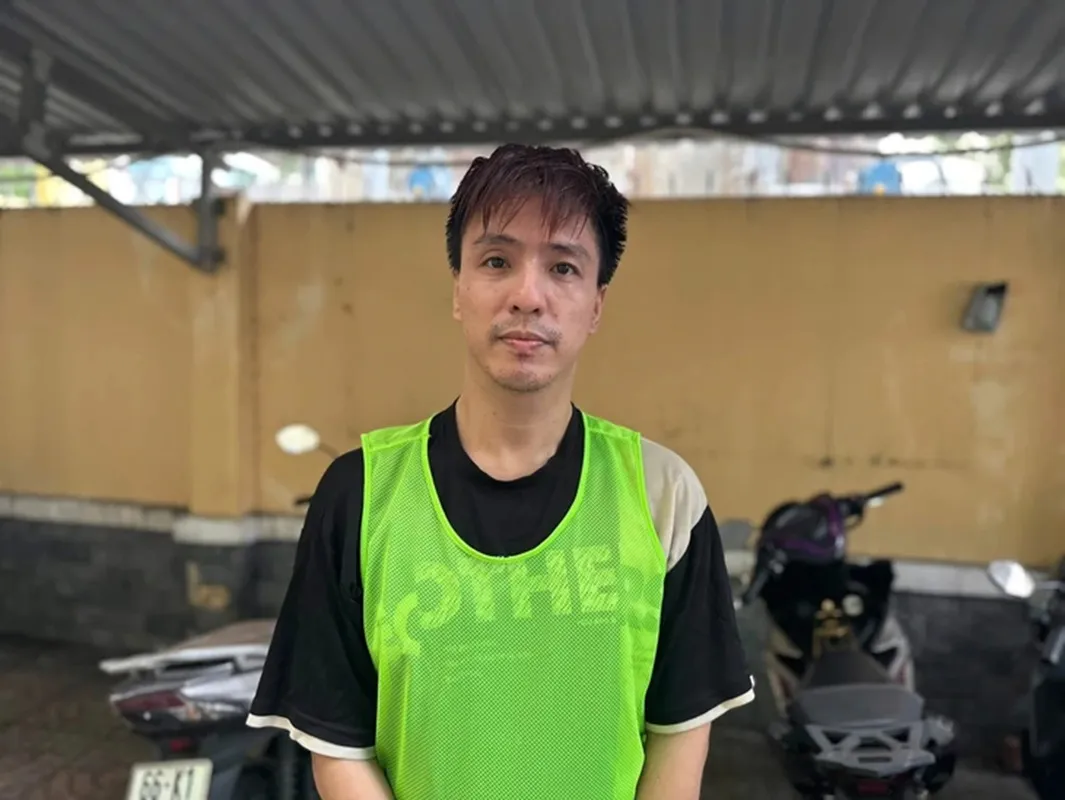 Ca sĩ Tăng Nhật Tuệ tại cơ quan công an - Ảnh Công an TP.HCM