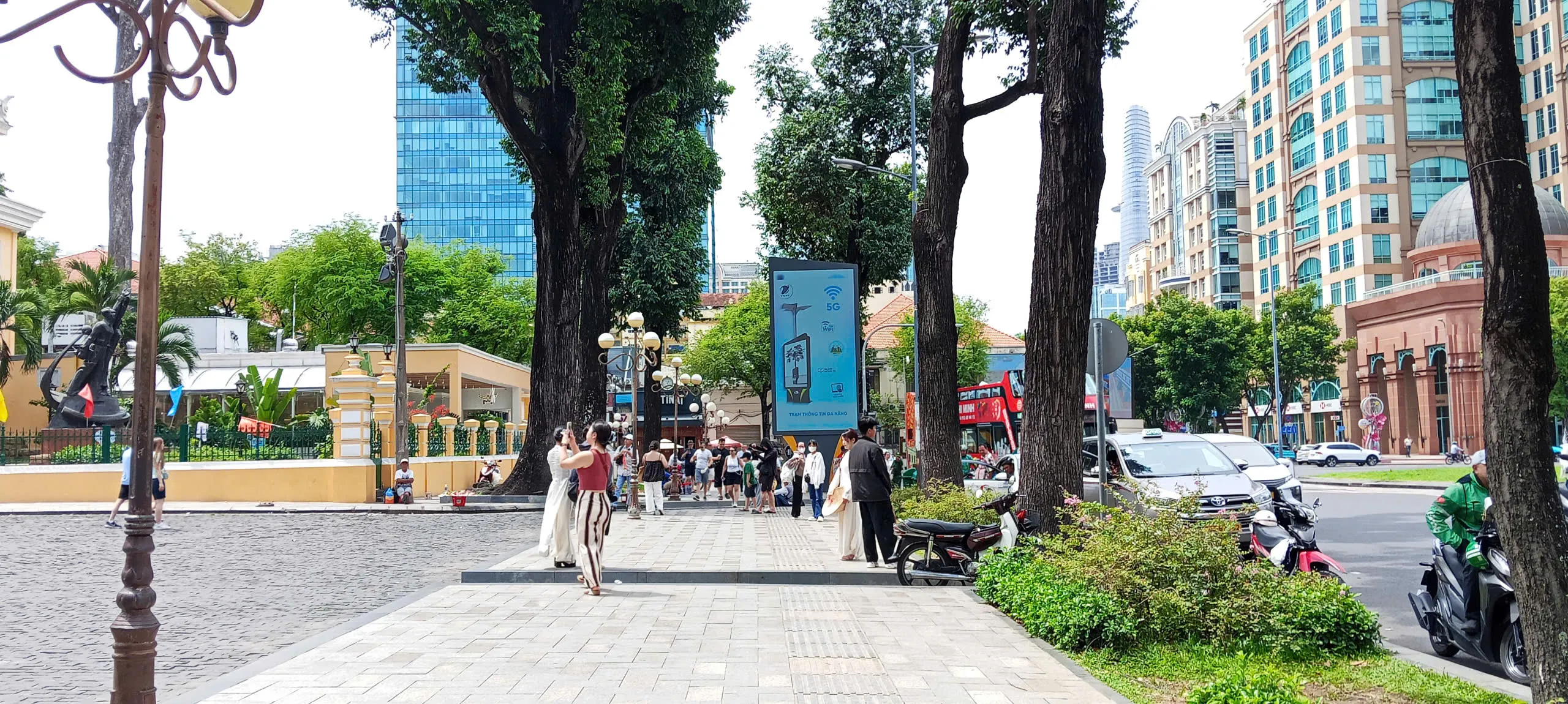 Du khách tham quan tại TPHCM