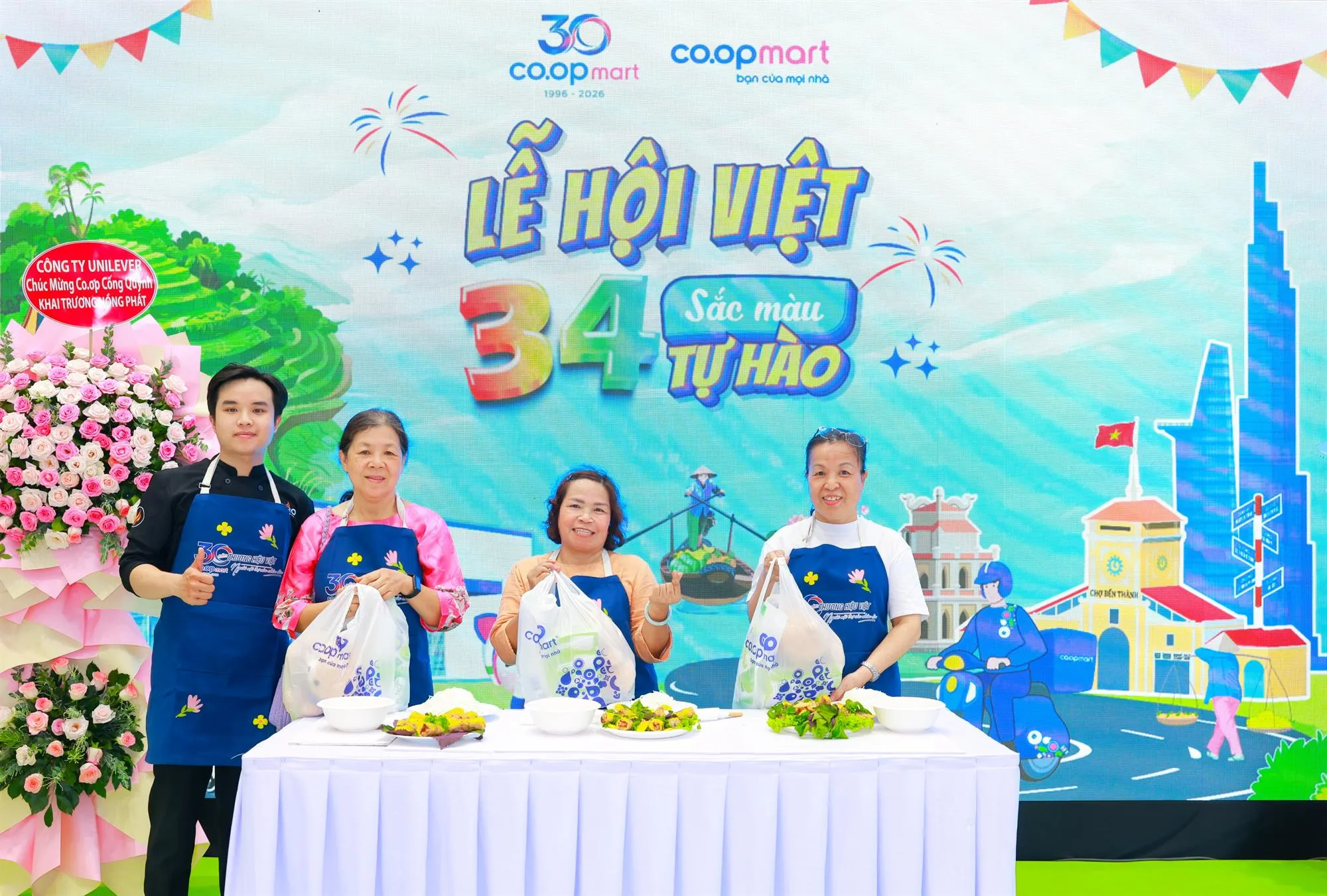 Khách hàng trải nghiệm chế biến các món ăn mang hương vị đặc trưng của vùng miền và mang thành phẩm về sau khi hoàn thành.
