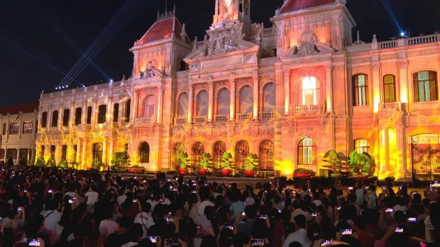 Mặt tiền trụ sở UBND TP. Hồ Chí Minh bừng sáng trong phấn khởi của hàng ngàn người dân trước màn trình diễn 3D Mapping