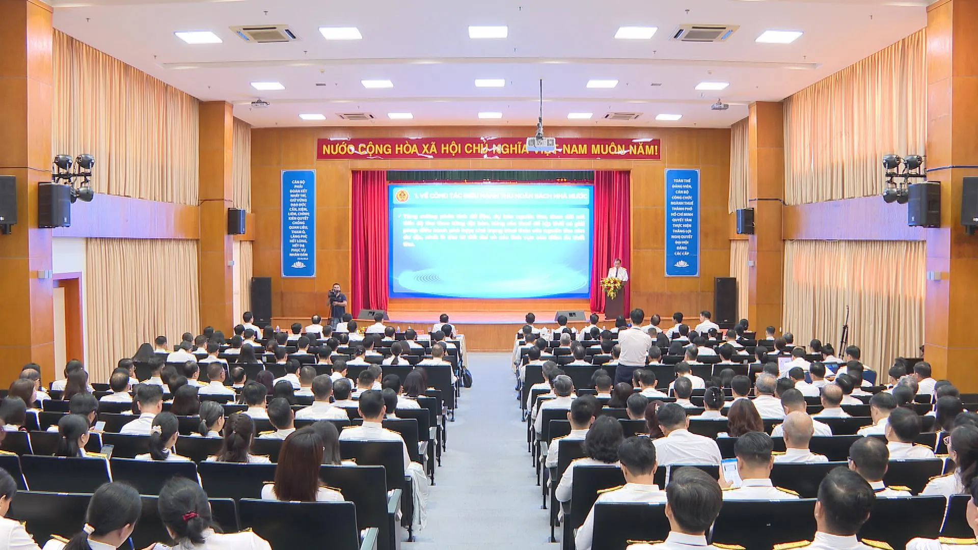 Ngành thuế Thành phố xuất sắc hoàn thành gần 64% dự toán được giao cả năm 1