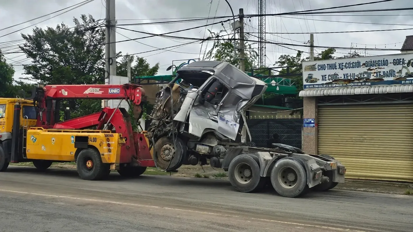 Sau tai nạn phần đầu kéo xe chở trụ bê tông hư hỏng nặng