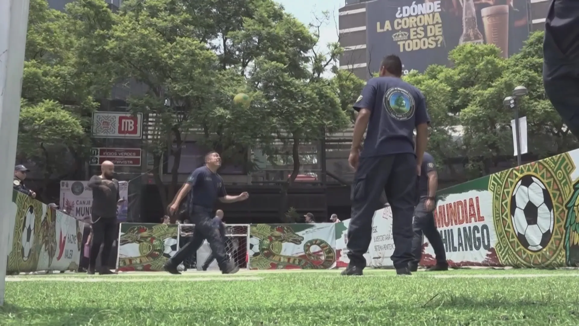Cảnh sát tại Mexico City tham gia đá bóng giao lưu với người dân và du khách trong không khí World Cup