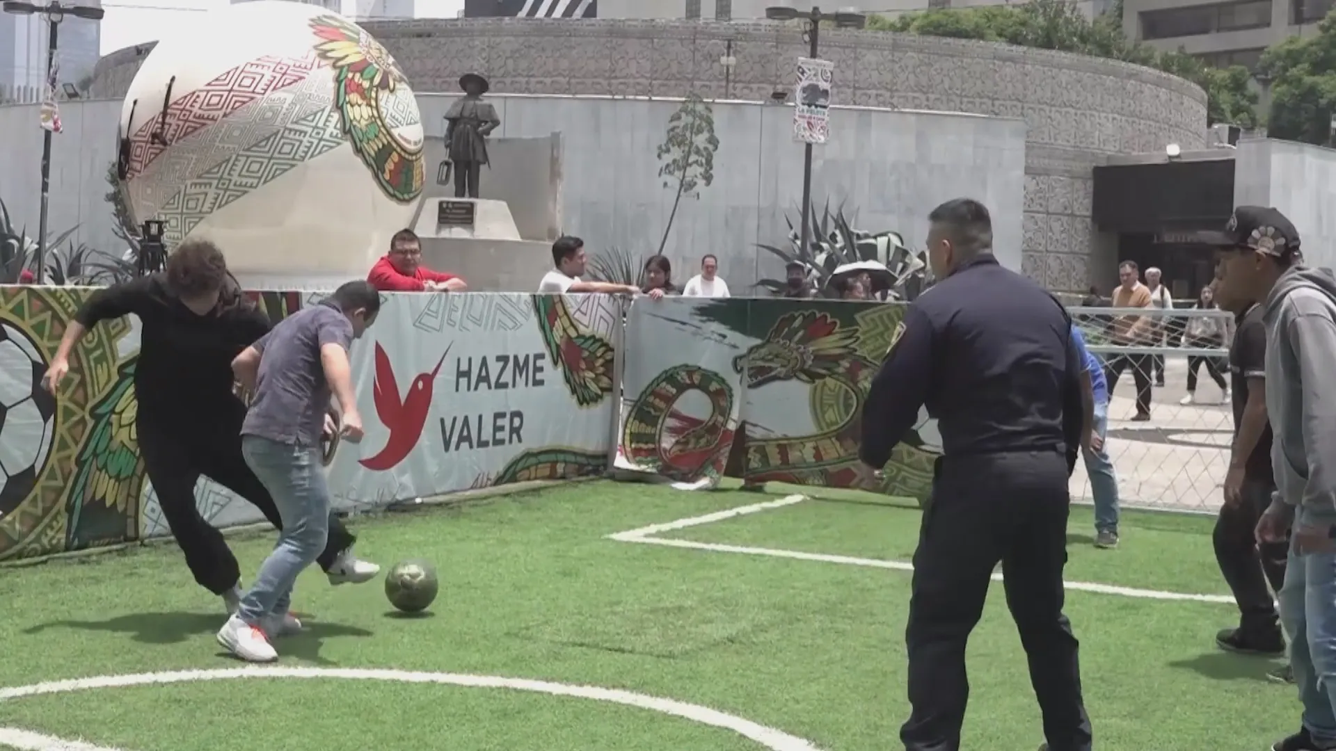 Cảnh sát tại Mexico City tham gia đá bóng giao lưu với người dân và du khách trong không khí World Cup