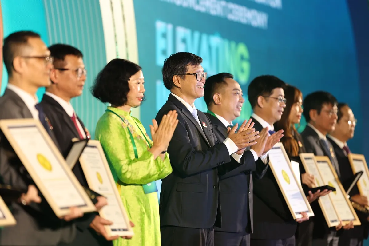 Đại diện các bệnh viện nhận chứng nhận JCI