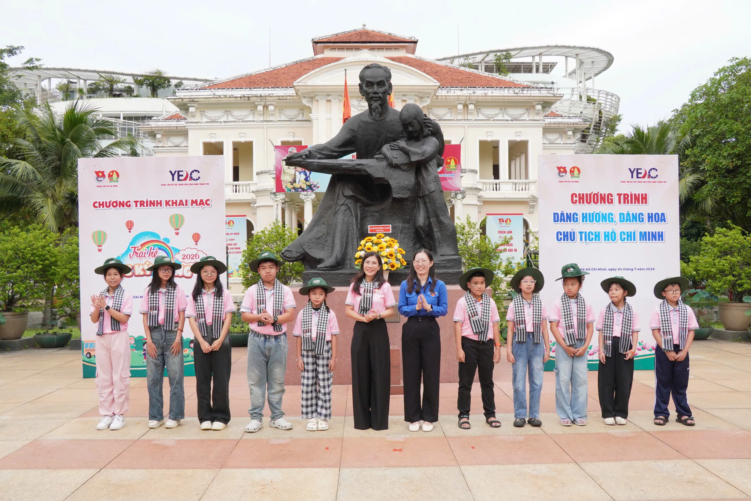 Ban tổ chức gửi tặng đến mỗi em trại sinh một chiếc khăn rằn và nón tai bèo – biểu tượng của tinh thần đoàn kết, sẻ chia và nhiệt huyết. Ảnh - Bá Nam