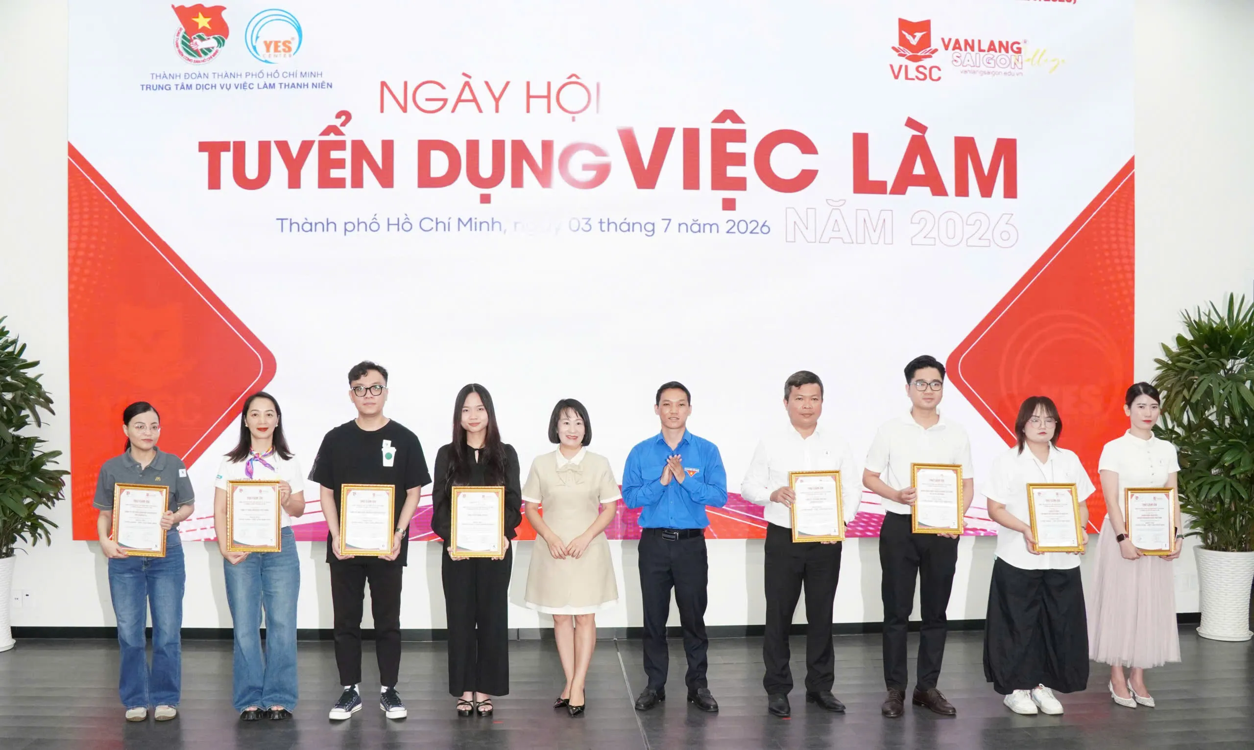 Ban tổ chức gửi thư cám ơn đến các doanh nghiệp tham gia ngày hội tuyển dụng việc làm 2026 tại VLSC. Ảnh - Bá Nam