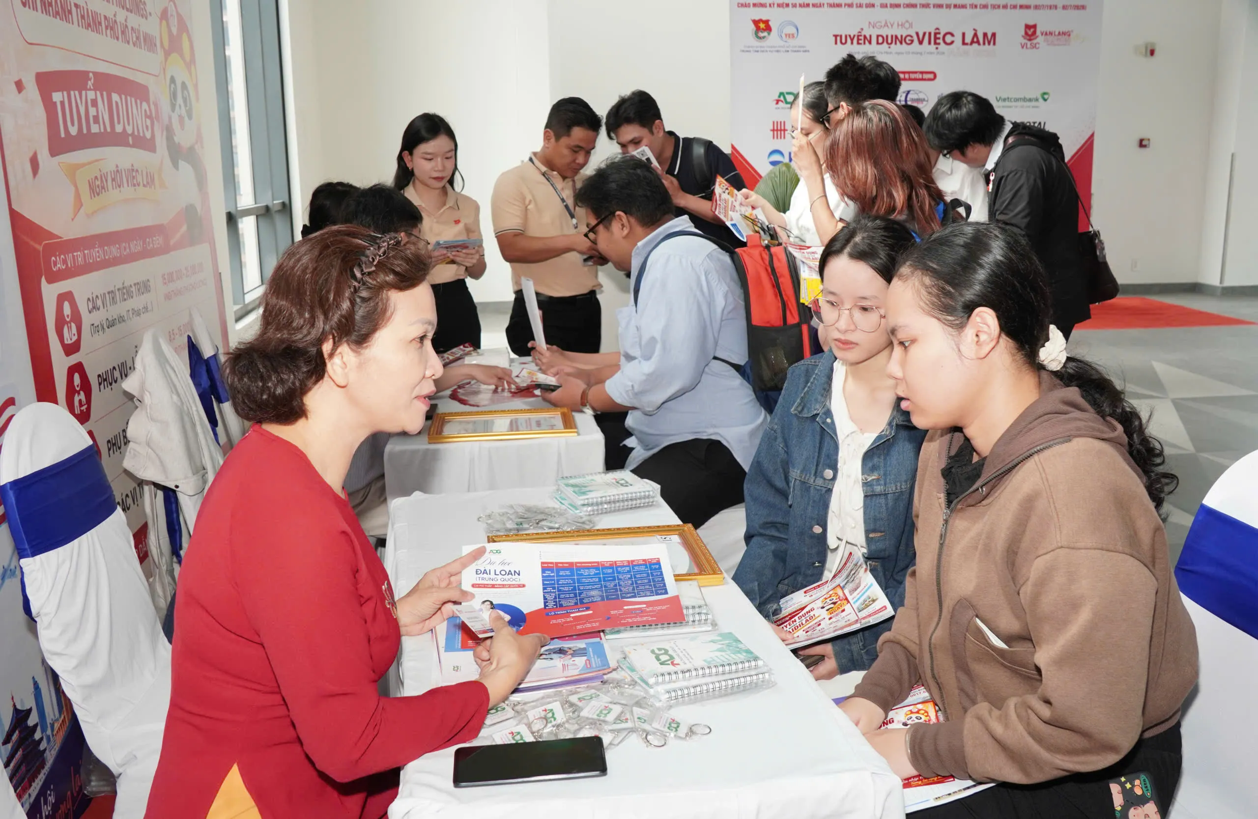 Các bạn sinh viên tìm hiểu du học và làm việc tại Đài Loan. Ảnh - Bá Nam