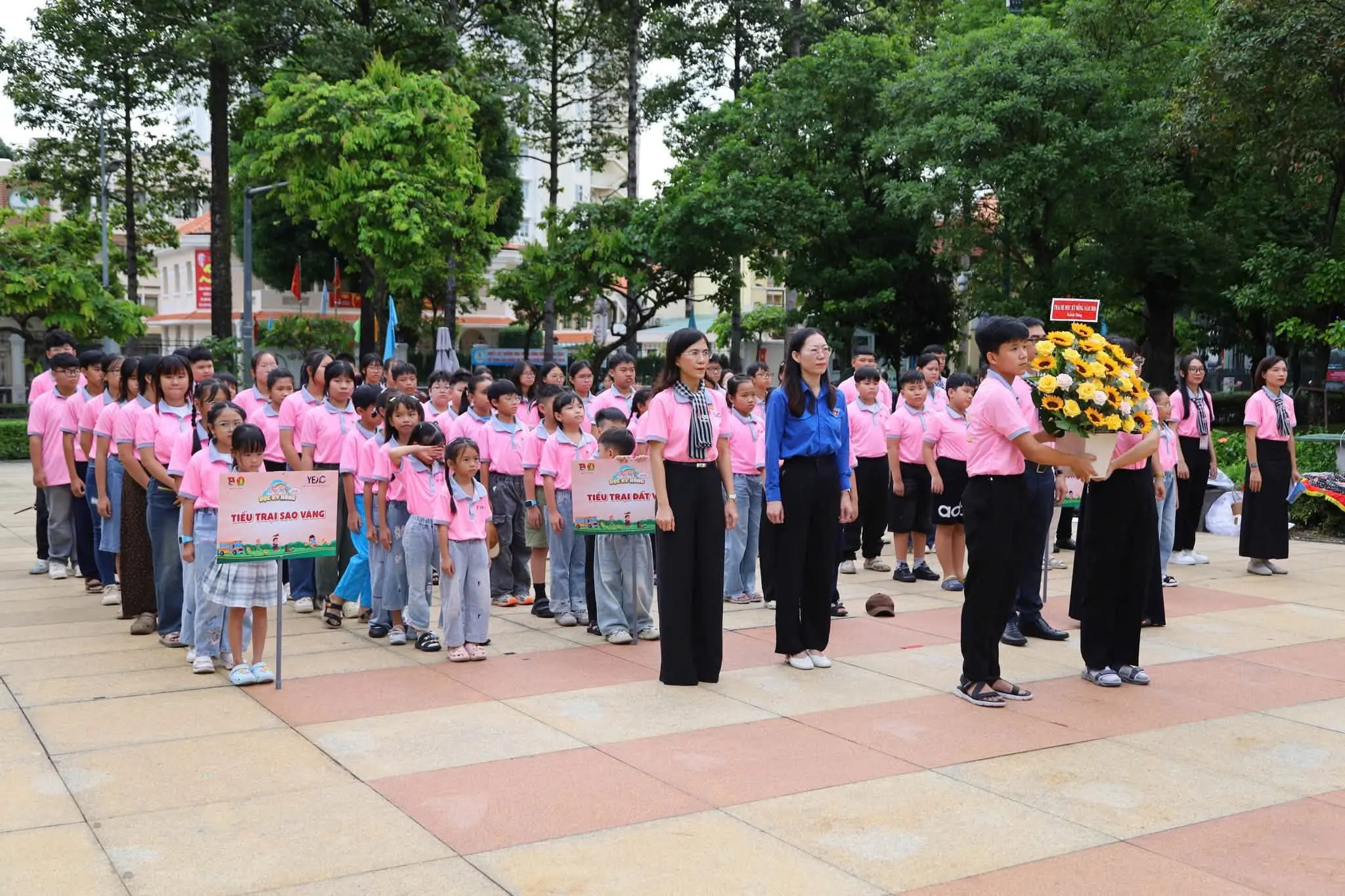 Các bạn trại sinh học kỳ hồng tiến hành nghi thức dâng hoa Chủ tịch Hồ Chí Minh.Ảnh - Bá Nam