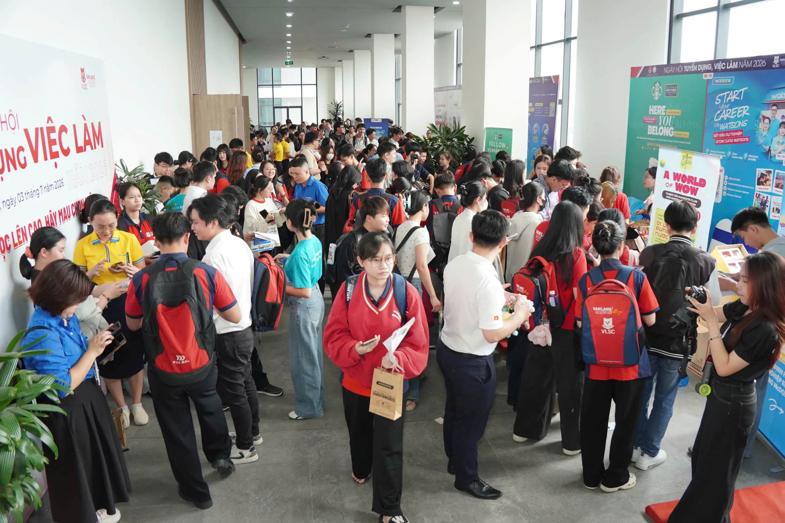 Hàng trăm sinh viên VLSC tham gia tìm kiếm cơ hội việc làm tại ngày hội tuyển dụng việc làm năm 2026. Ảnh - Bá Nam