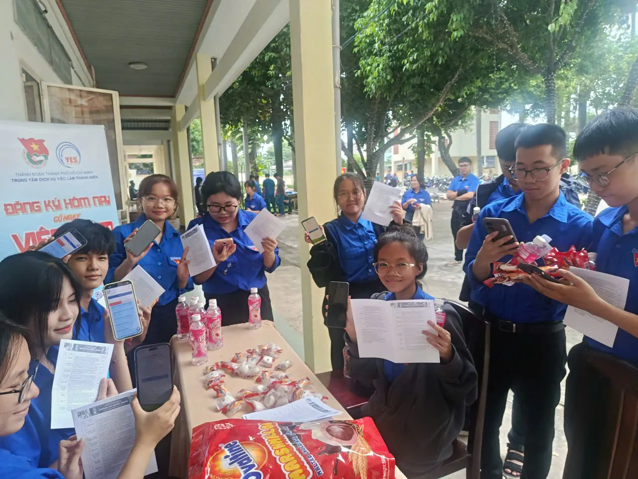 Các bạn đoàn viên háo hức tìm hiểu đăng ký việc làm tại chương trình giới thiệu việc làm cho thanh niên nông thôn. Ảnh - Bá Nam