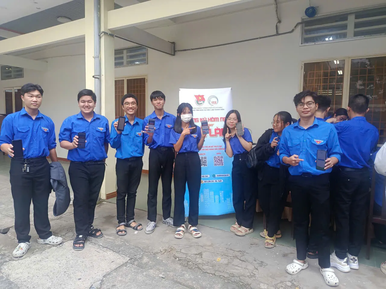 Cùng nhau chia sẻ app siêu thị việc làm giữa các đoàn viên thanh niên xã Phú Hoà Đông. Ảnh - Bá Nam