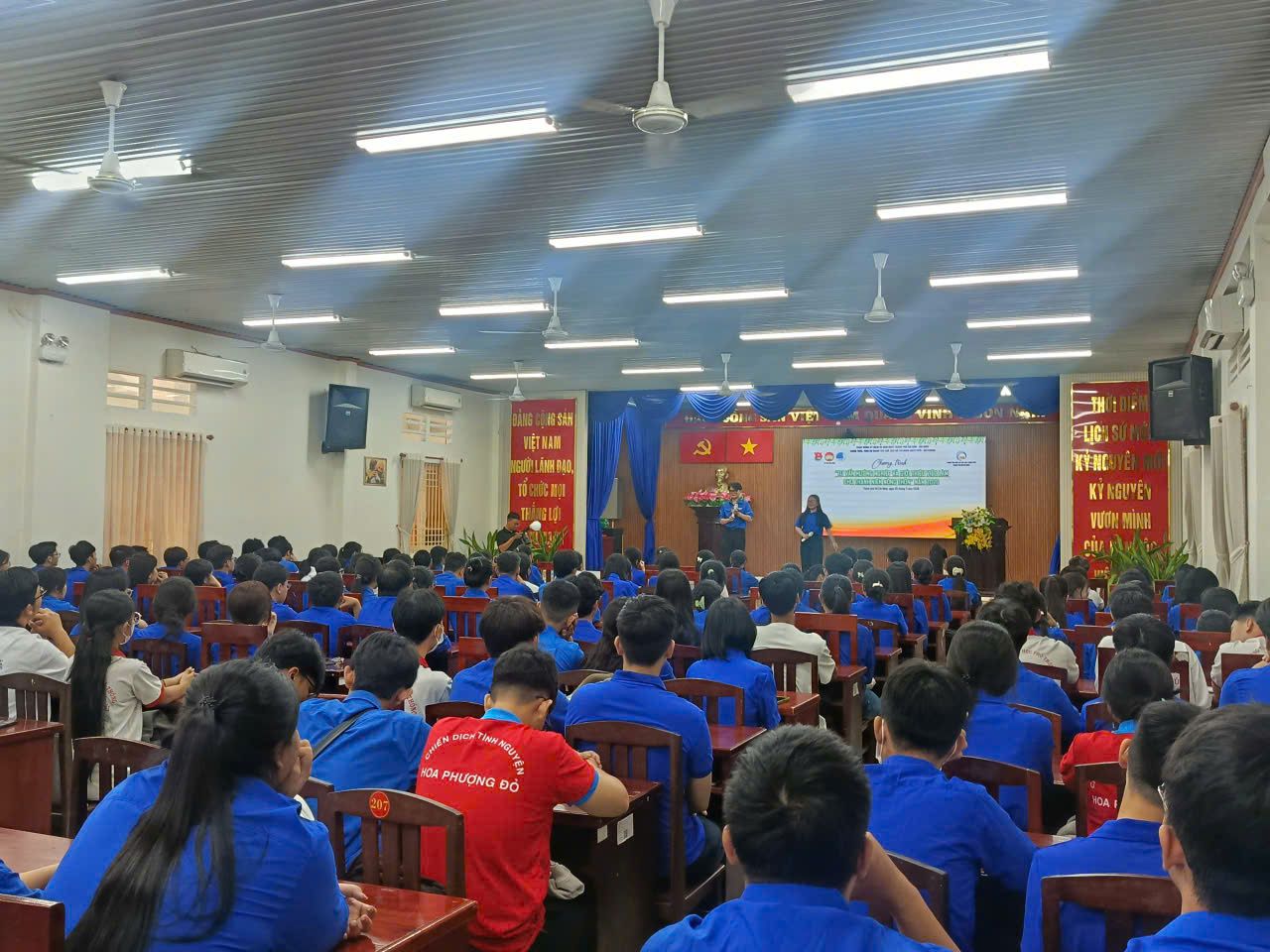 Đoàn viên, thanh niên của xã Phú Hoà Đông tham gia chương trình “Tư vấn hướng nghiệp và giới thiệu việc làm cho thanh niên nông thôn” năm 2026. Ảnh - Bá Nam